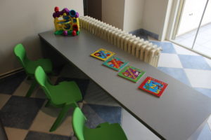 Speeltafel met kinderstoelen