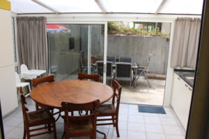 Volledig ingerichte keuken met vaatwasmachine, inductie kookplaat, combi oven microgolf, koelkast, .