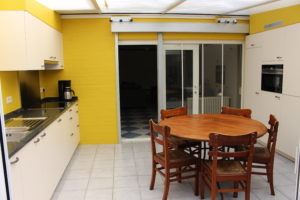 Volledig ingerichte keuken met vaatwasmachine, inductie kookplaat, combi oven microgolf, koelkast, .