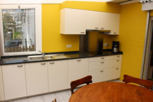 Volledig ingerichte keuken met vaatwasmachine, inductie kookplaat, combi oven microgolf, koelkast, .