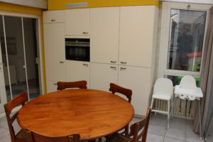 Volledig ingerichte keuken met vaatwasmachine, inductie kookplaat, combi oven microgolf, koelkast, .