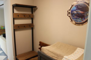 Kleine hal met luiertafel en verzorgkussen