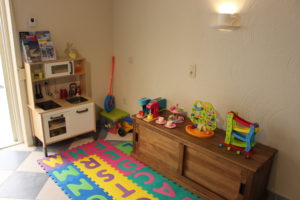 Speelhoek met oa een speelkeukentje