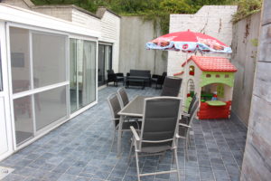 Afgesloten buitenterras met tuinmeubilair