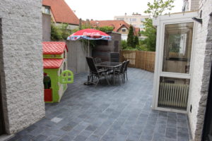 Afgesloten buitenterras met tuinmeubilair