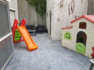 Speelhoek buiten met speelhuisje